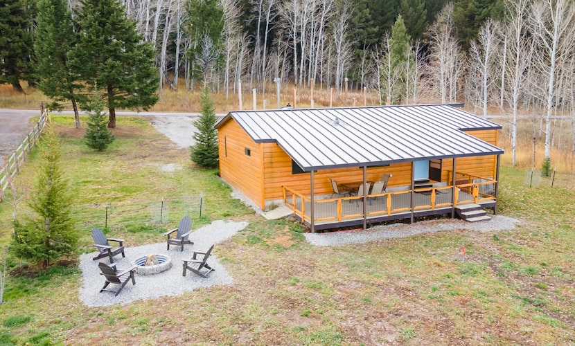 Pet Friendly Home! 3Br/2Ba, BBQ, Firepit, Lakeview, 30m to YNP, Red Rock Inn