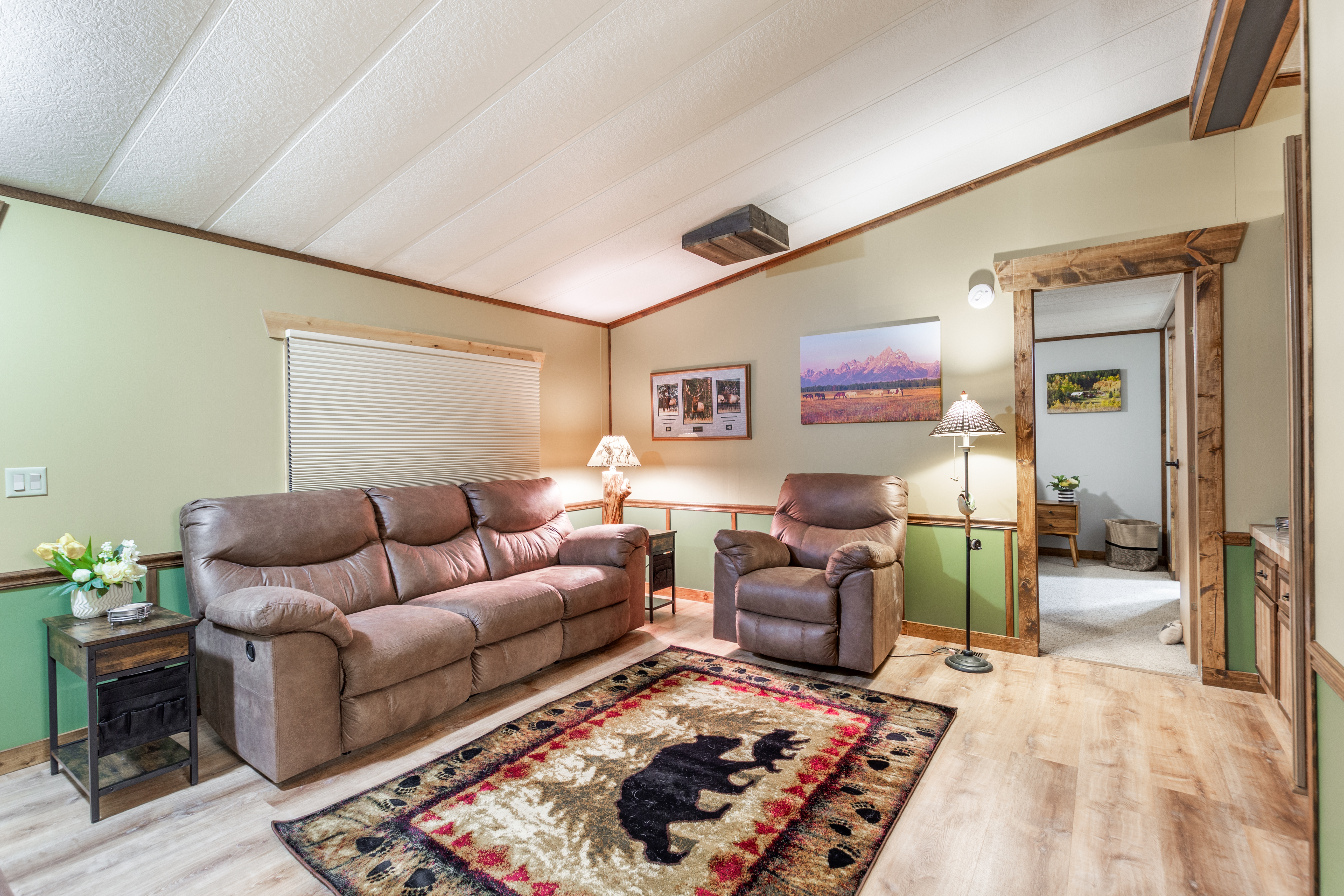 Pet Friendly Home! 3Br/2Ba, BBQ, Firepit, Lakeview, 30m to YNP, Red Rock Inn