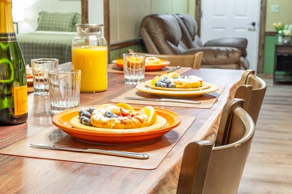 Pet Friendly Home! 3Br/2Ba, BBQ, Firepit, Lakeview, 30m to YNP, Red Rock Inn