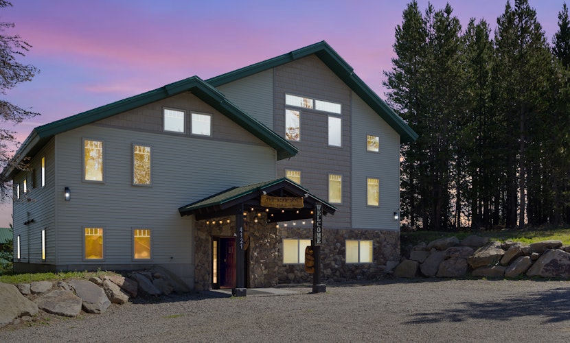 Pet Friendly Home! Bear Den–Sleep 34,Hot tub,BBQ,Firepit,WIFI,20m 2 YNP,Mtn Views