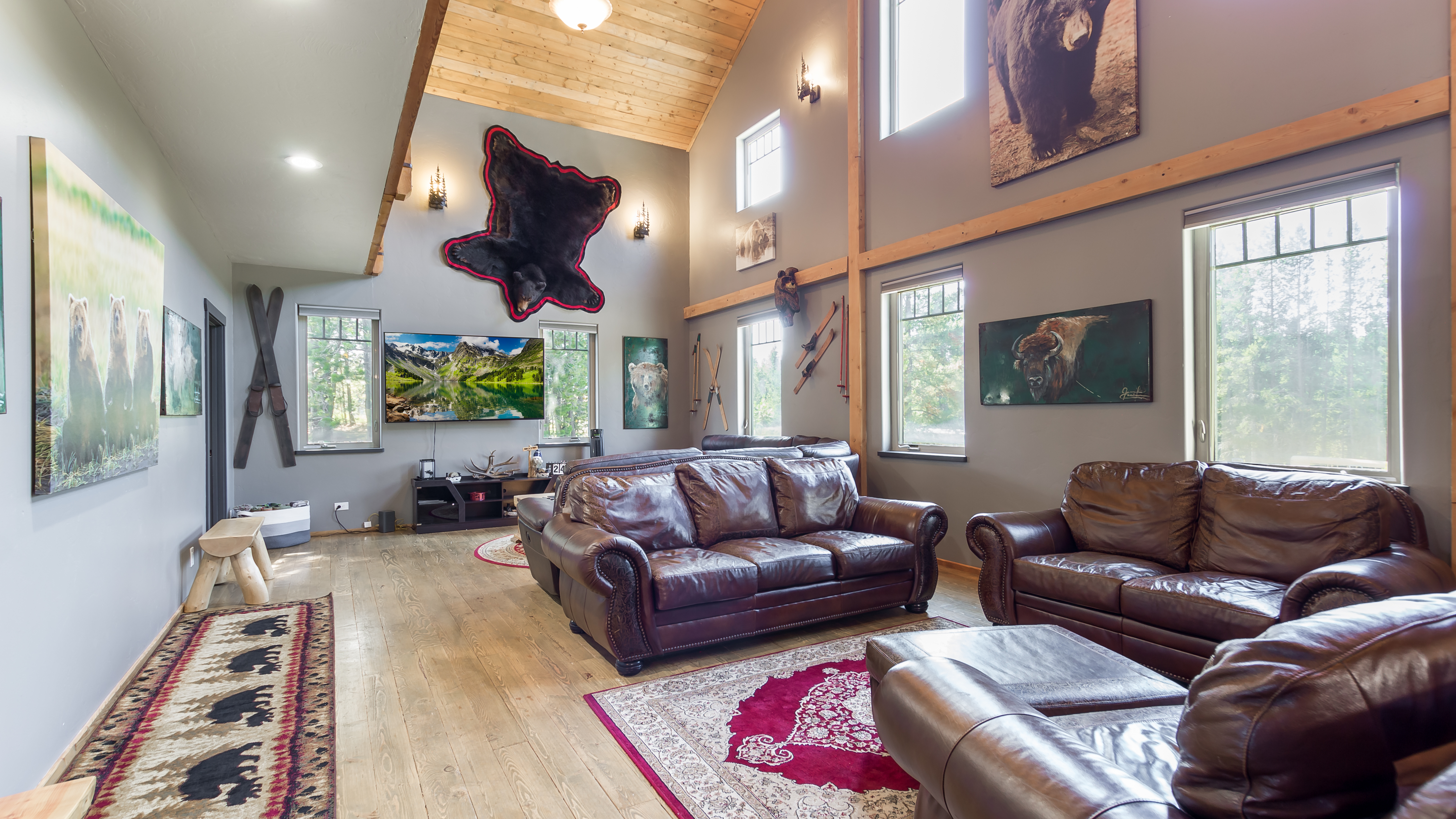 Pet Friendly Home! Bear Den–Sleep 34,Hot tub,BBQ,Firepit,WIFI,20m 2 YNP,Mtn Views