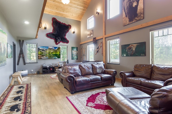 Pet Friendly Home! Bear Den–Sleep 34,Hot tub,BBQ,Firepit,WIFI,20m 2 YNP,Mtn Views