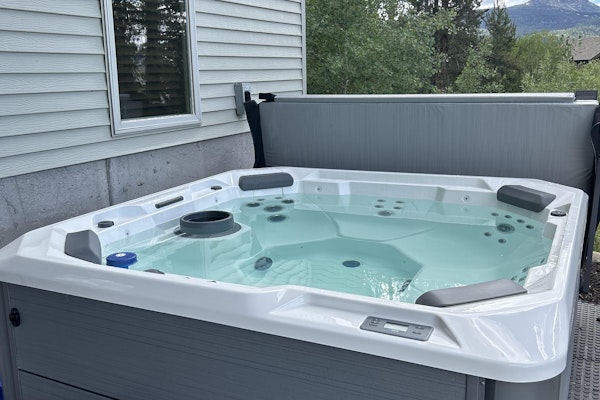 Pet Friendly Home! Bear Den–Sleep 34,Hot tub,BBQ,Firepit,WIFI,20m 2 YNP,Mtn Views