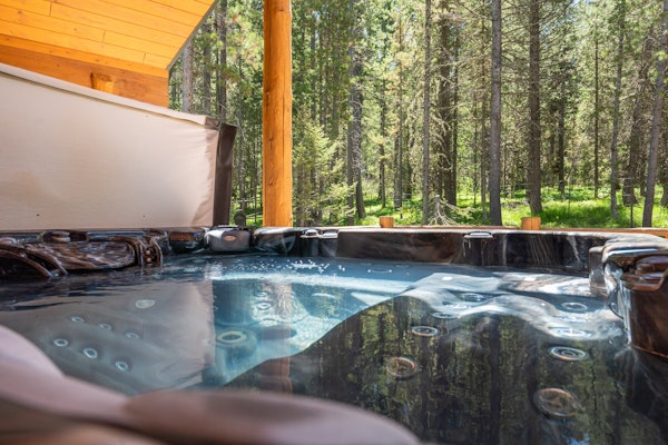 Hot Tub, Firepit, Large Deck, Game Room, Secluded Mtn Views, 20 min to Park | Yellowstone Escape