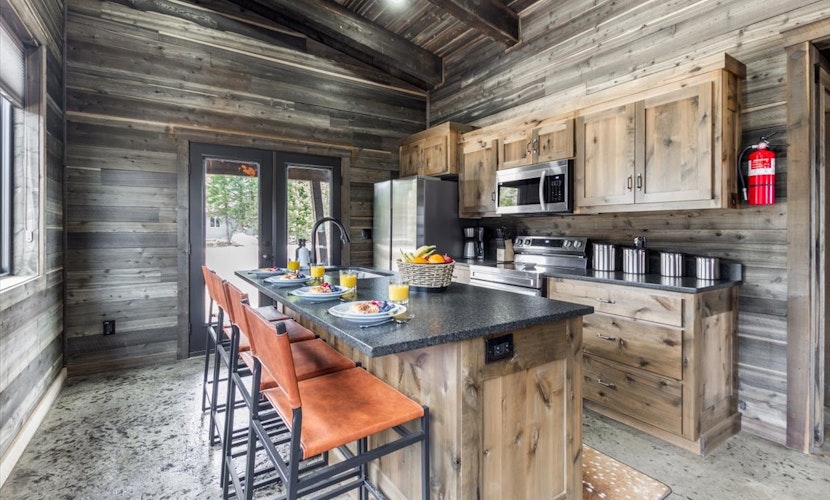 Grasshoppers Escape|Cozy Cabin, World Class Fishing, Firepit, 30m Yellowstone