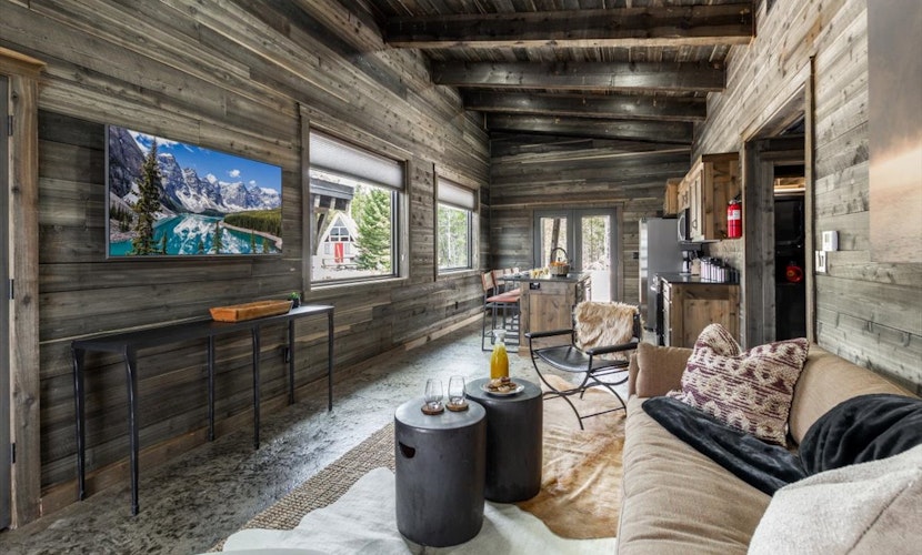 Pet Friendly Home!- Mayfly Meadow | Cozy Cabin | World-Class Fishing | Fire Pit | BBQ