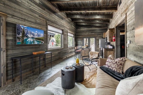 Pet Friendly Home! Pheasant Tail Villa | Cozy Cabin | World-Class Fishing | Fire Pit | BBQ