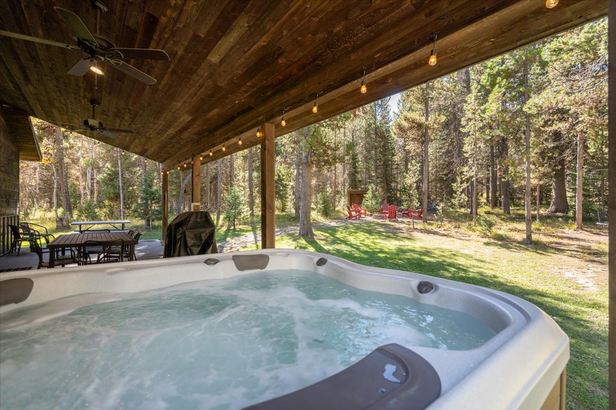 Luxury Spacious Lodge w/ Dock, Hot Tub Firepit, 25 Mi to Yellowstone - Henry's Lake Hideaway