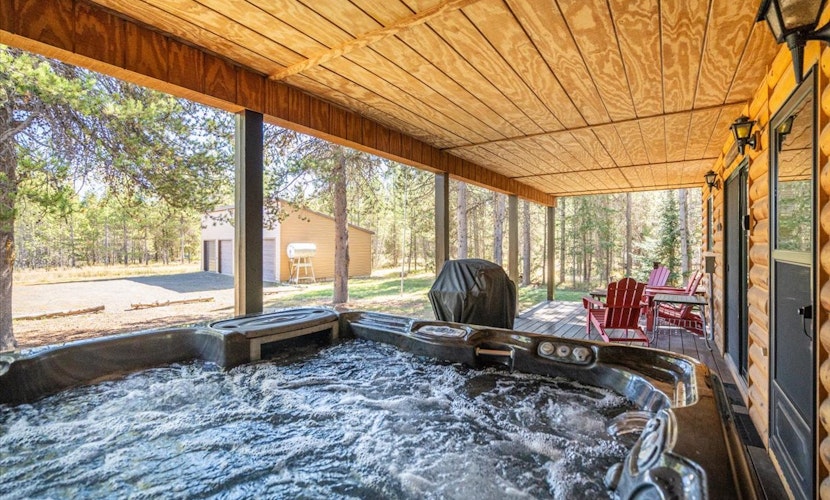 Hot Tub,Fire pit,WIFI,28Miles2Yellowstone National Park-Raven's Retreat