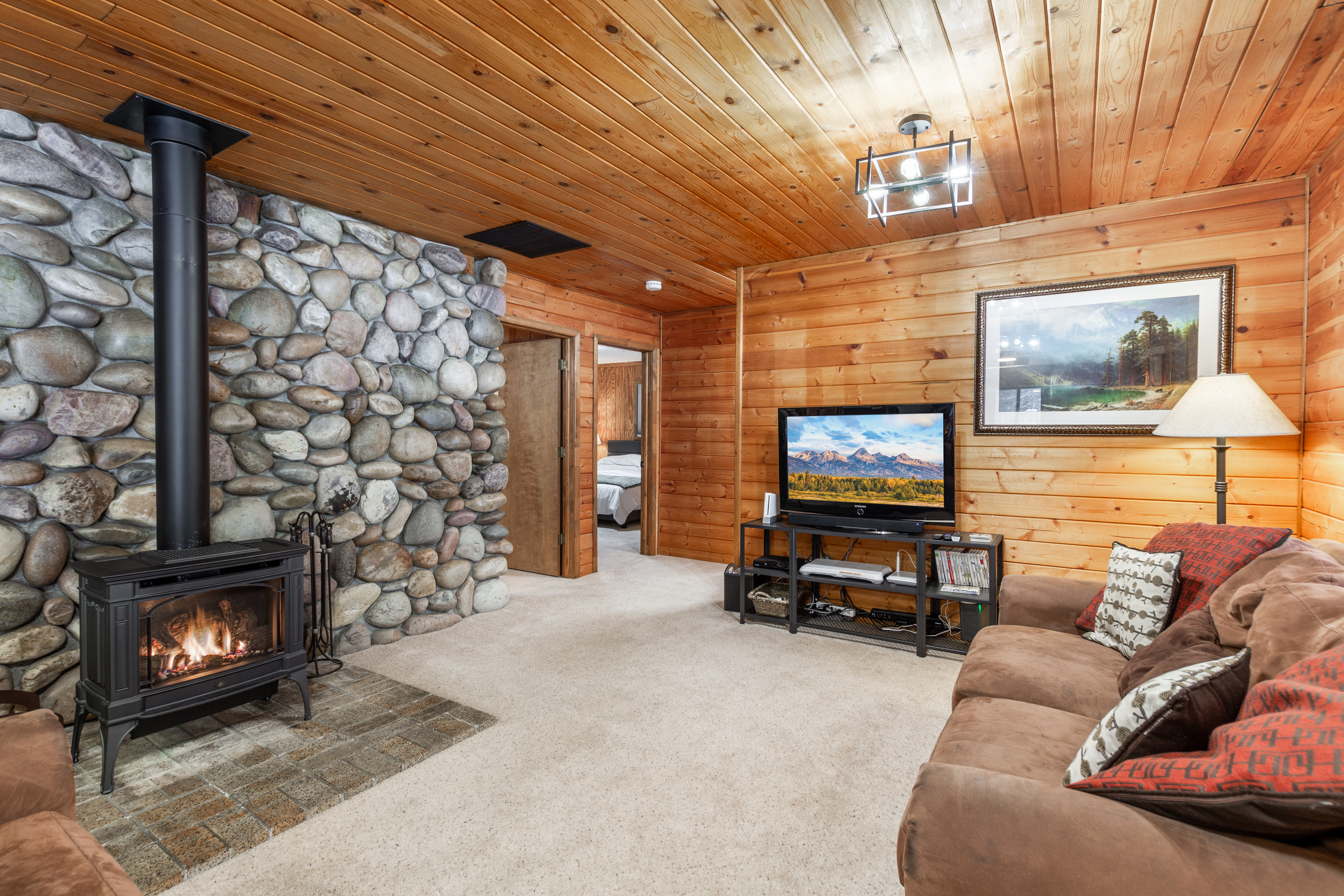 Hot Tub,Fire pit,WIFI,28Miles2Yellowstone National Park-Raven's Retreat