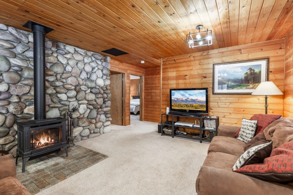 Hot Tub,Fire pit,WIFI,28Miles2Yellowstone National Park-Raven's Retreat