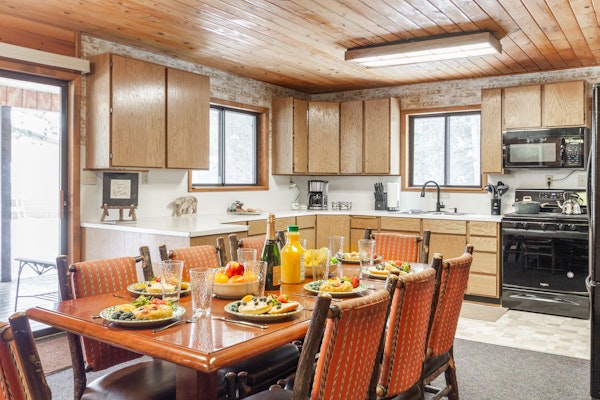 Hot Tub,Fire pit,WIFI,28Miles2Yellowstone National Park-Raven's Retreat