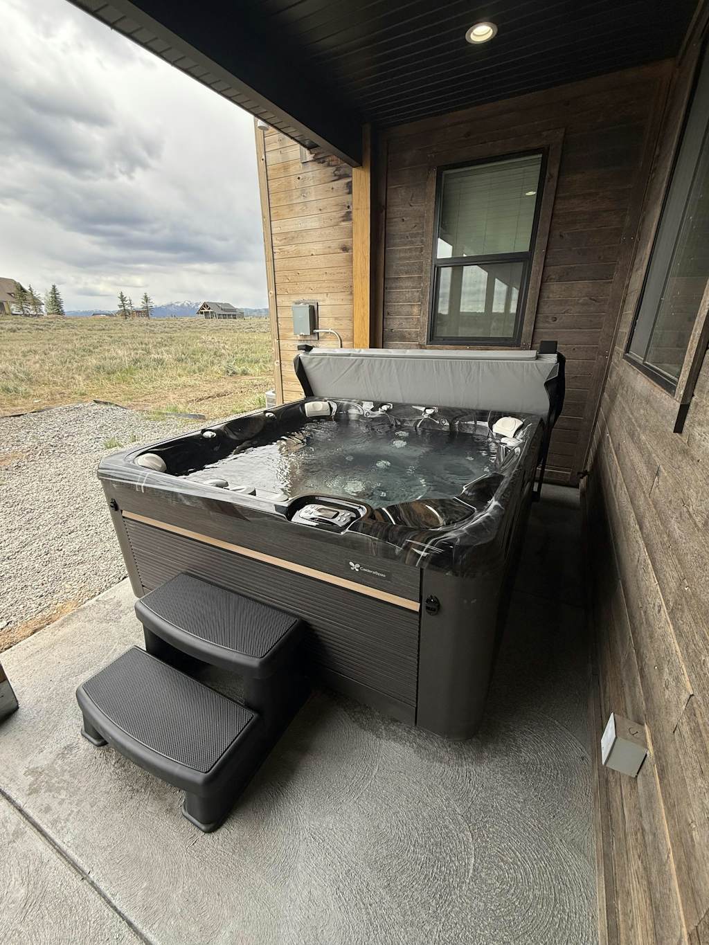 Pet Friendly Home! Mountain Side Manor, AC, Game Room, Hot Tub, Near Yellowstone, Sleeps 15