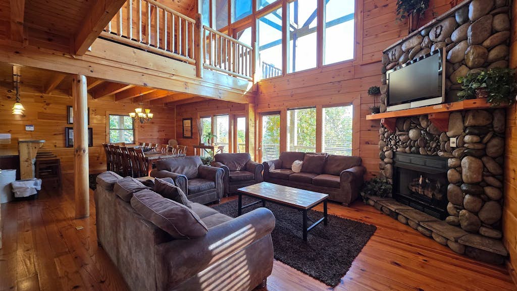 🏞️ 𝗦𝗵𝗲𝗿𝘄𝗼𝗼𝗱 𝗙𝗼𝗿𝗲𝘀𝘁 𝗥𝗲𝘀𝗼𝗿𝘁 - 𝗠𝗮𝗴𝗶𝗰𝗮𝗹 𝗠𝗼𝗼𝘀𝗲
Smoky Mountain cabin in Pigeon Forge with panoramic views, private hot tub, an elevator, and home theater. Located in the gated Sherwood Forest Resort near Dollywood, Gatlinburg, and the Great Smoky Mountains National Park. Features a game room, fireplaces, a gourmet kitchen, wheelchair access, a shared pool, and spacious decks. Perfect for large groups, family vacations, and mountain getaways.