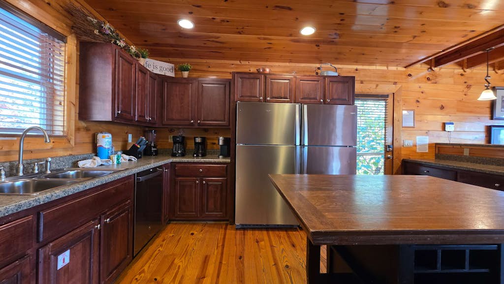 🏞️ 𝗦𝗵𝗲𝗿𝘄𝗼𝗼𝗱 𝗙𝗼𝗿𝗲𝘀𝘁 𝗥𝗲𝘀𝗼𝗿𝘁 - 𝗠𝗮𝗴𝗶𝗰𝗮𝗹 𝗠𝗼𝗼𝘀𝗲
Smoky Mountain cabin in Pigeon Forge with panoramic views, private hot tub, an elevator, and home theater. Located in the gated Sherwood Forest Resort near Dollywood, Gatlinburg, and the Great Smoky Mountains National Park. Features a game room, fireplaces, a gourmet kitchen, wheelchair access, a shared pool, and spacious decks. Perfect for large groups, family vacations, and mountain getaways.