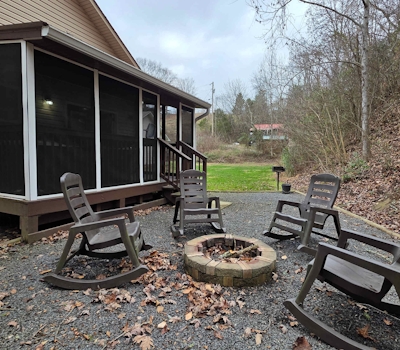 Great Location, Sleeps 8, Near Parkway, Hot Tub