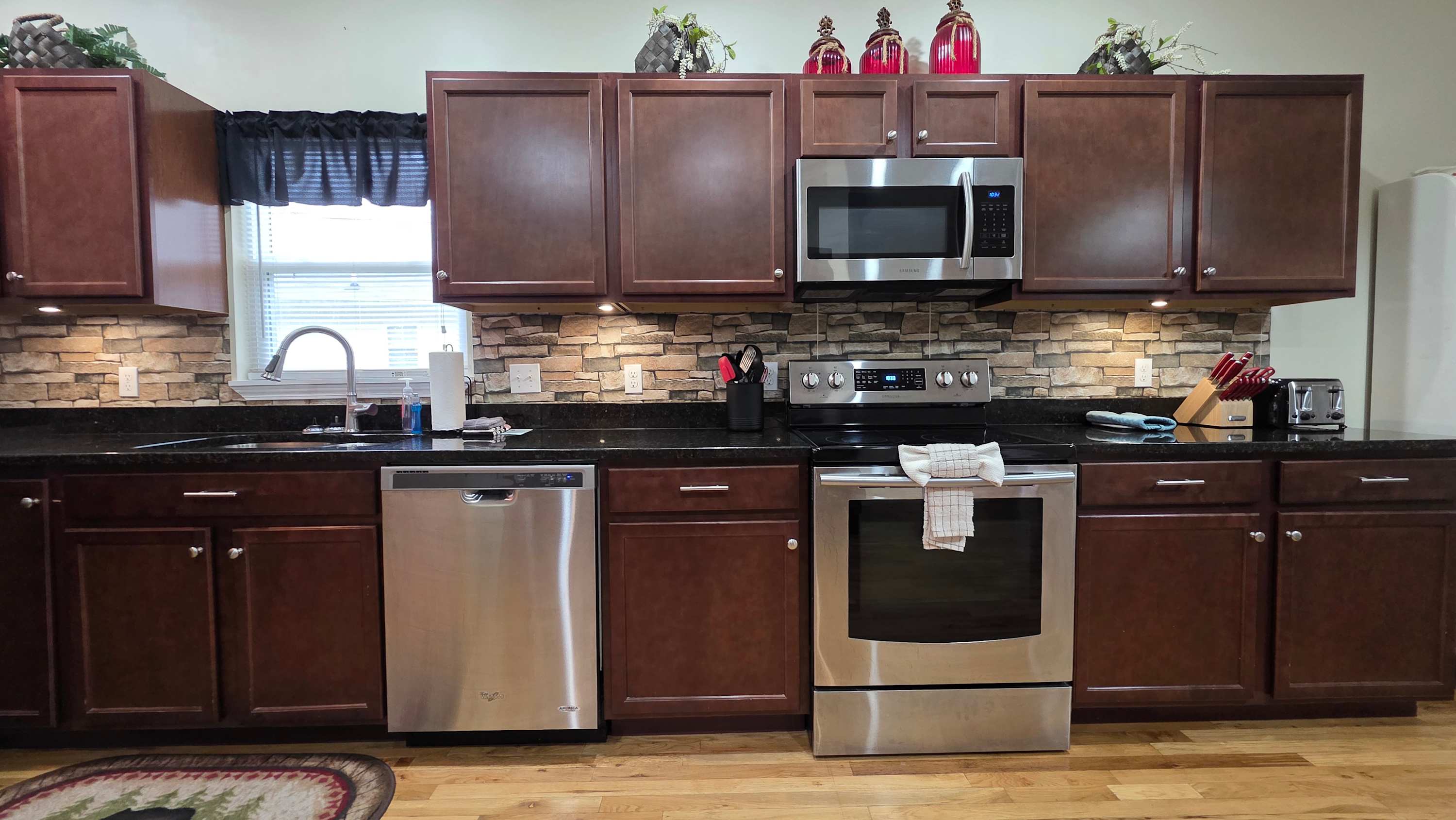 Great Location, Sleeps 8, Near Parkway, Hot Tub