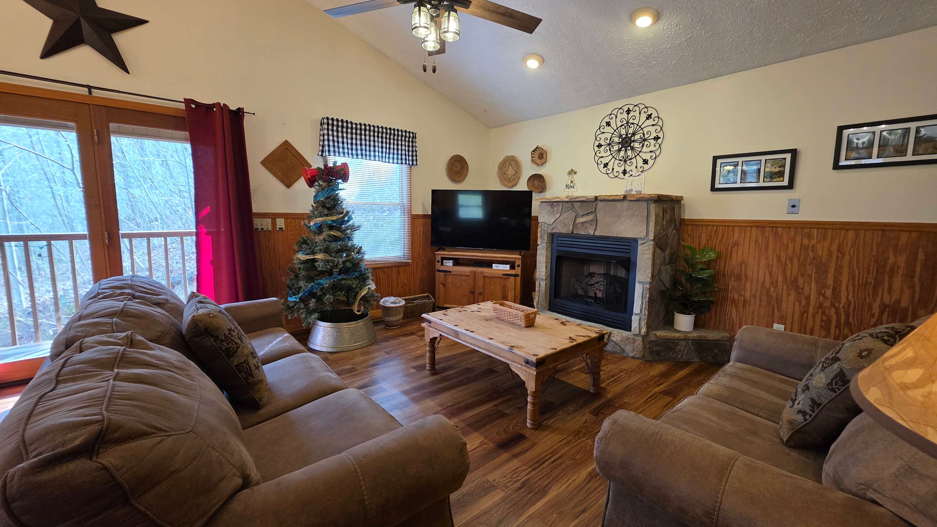 Cozy mountain cabin with stunning views, hot tub, game room & community pool