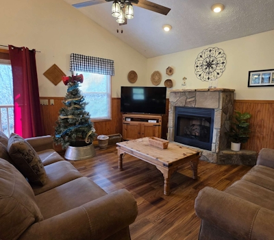 Cozy mountain cabin with stunning views, hot tub, game room & community pool