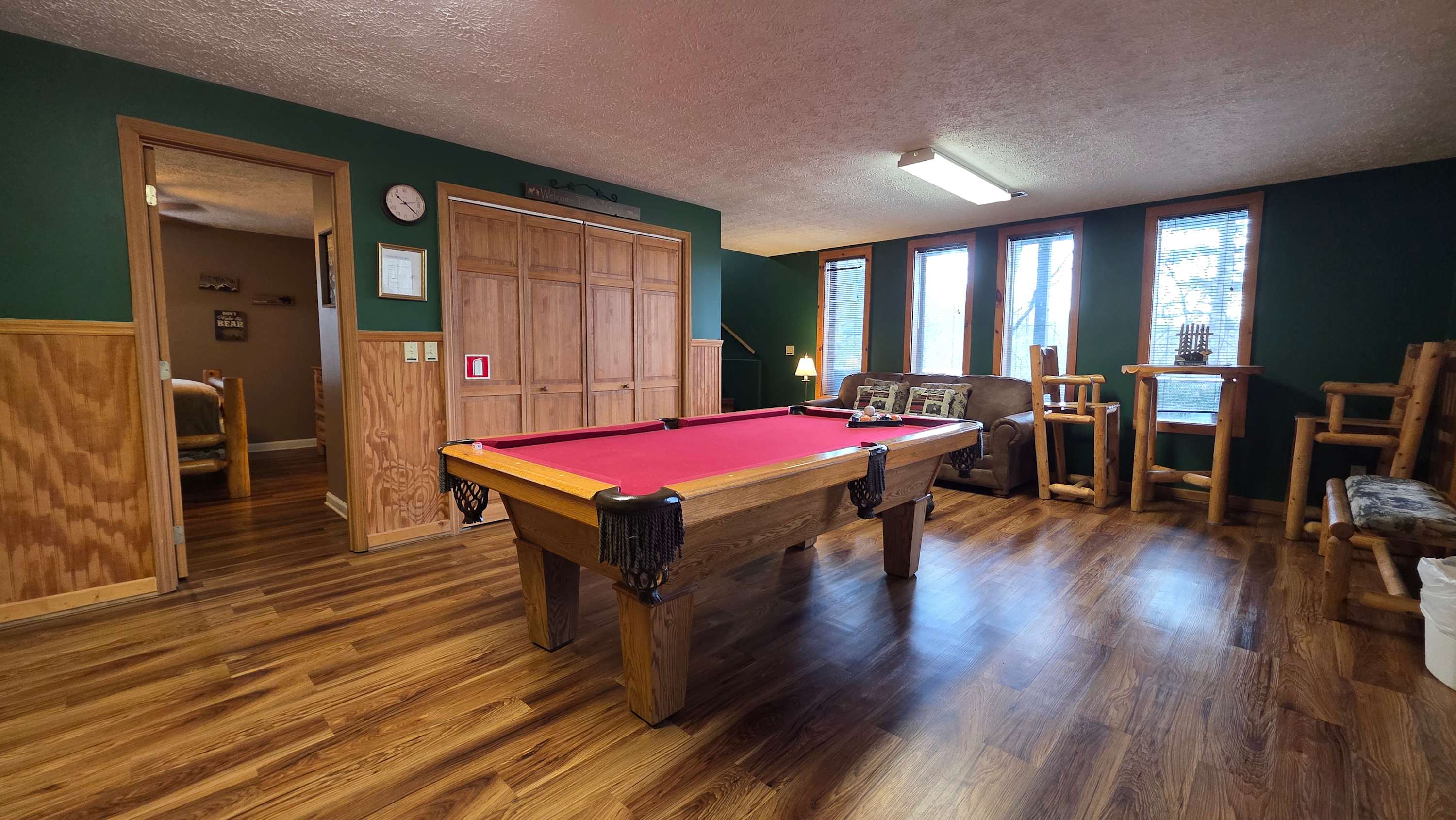 Cozy mountain cabin with stunning views, hot tub, game room & community pool