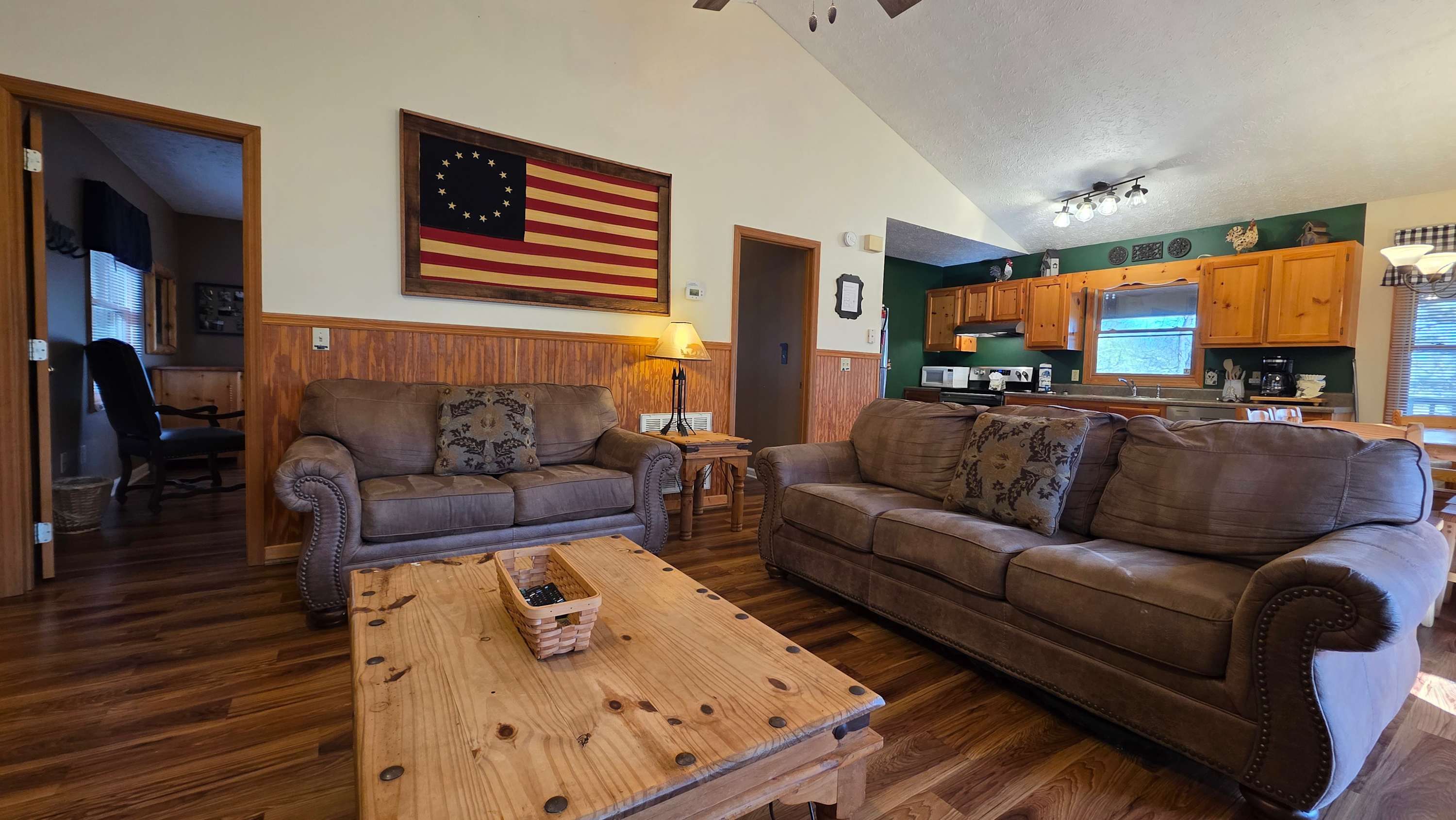 Cozy mountain cabin with stunning views, hot tub, game room & community pool