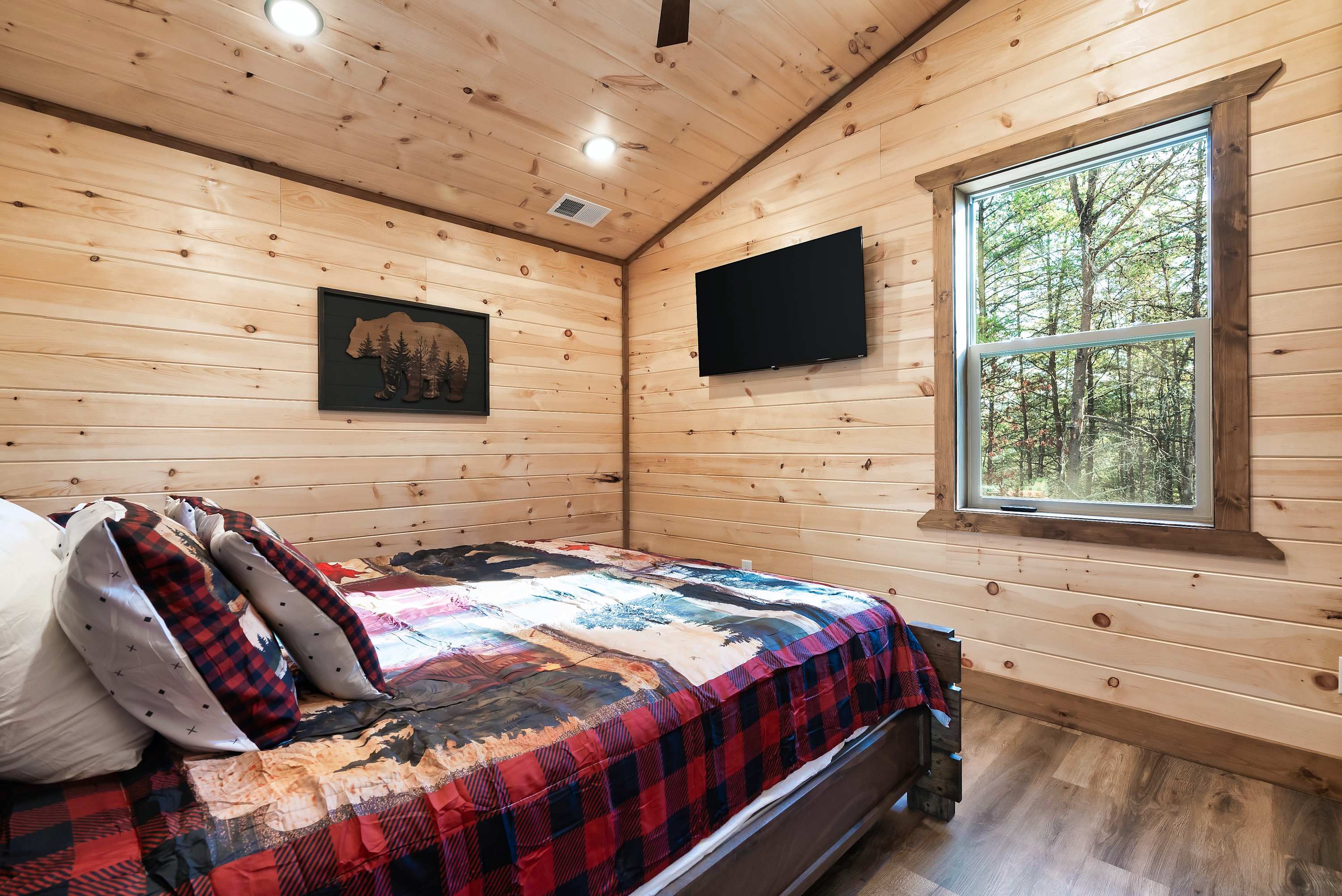 Sleeps 8, Cozy Cabin, Spacious Outdoor, View