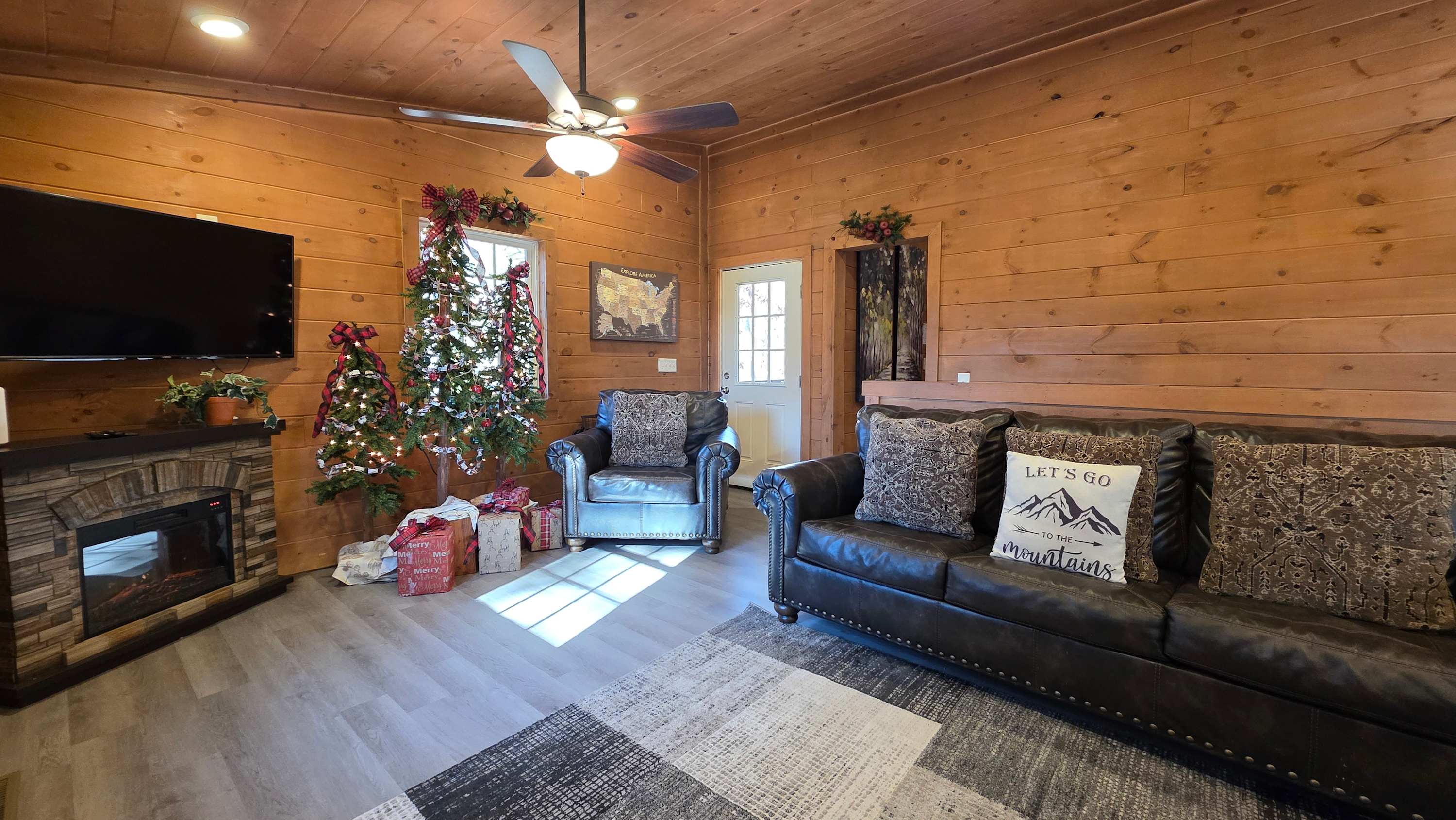 Serene Cabin, Sleeps 11 with Hot Tub, Games and Grill