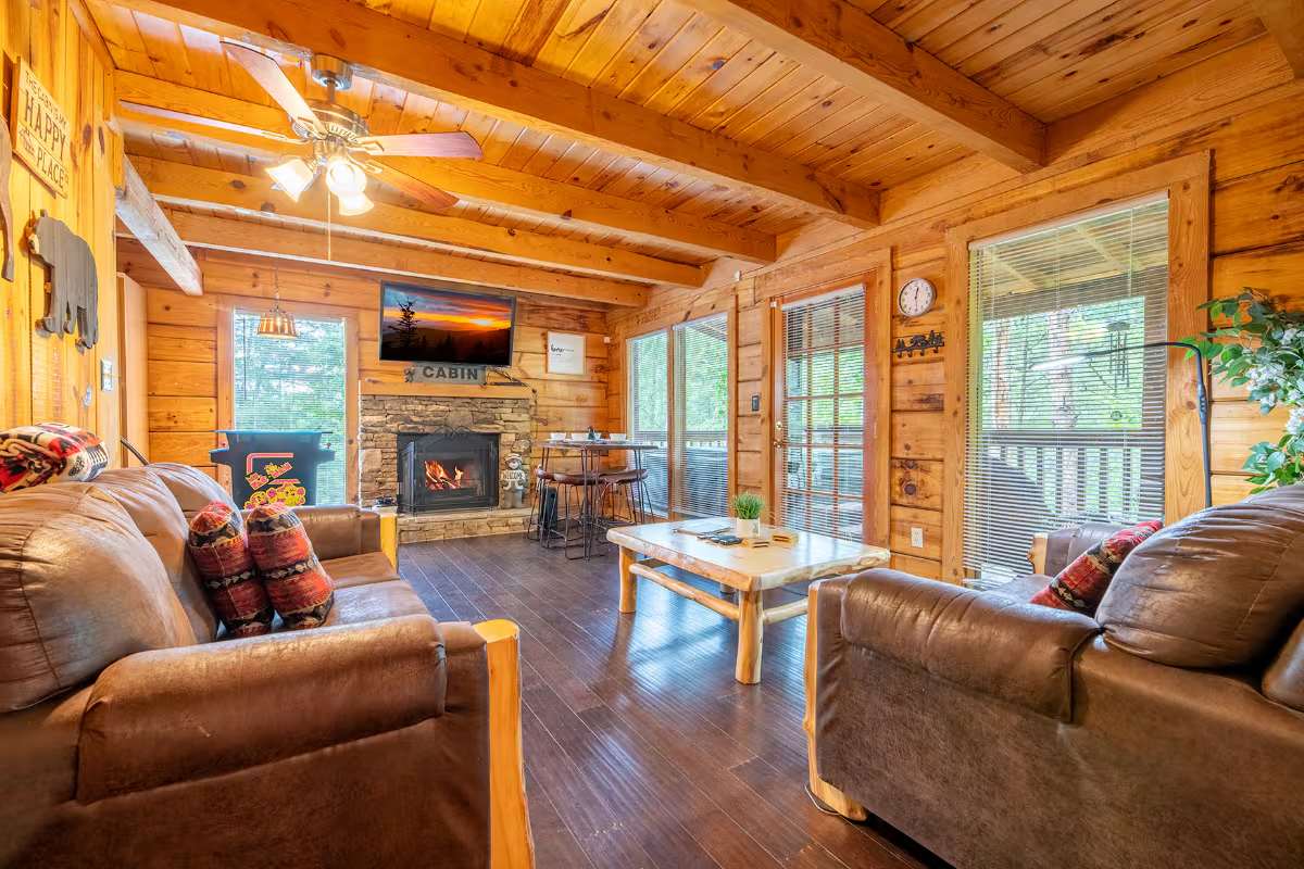 Peaceful Cabin, Sleeps 5, Hot Tub, Fireplace, Firepit
