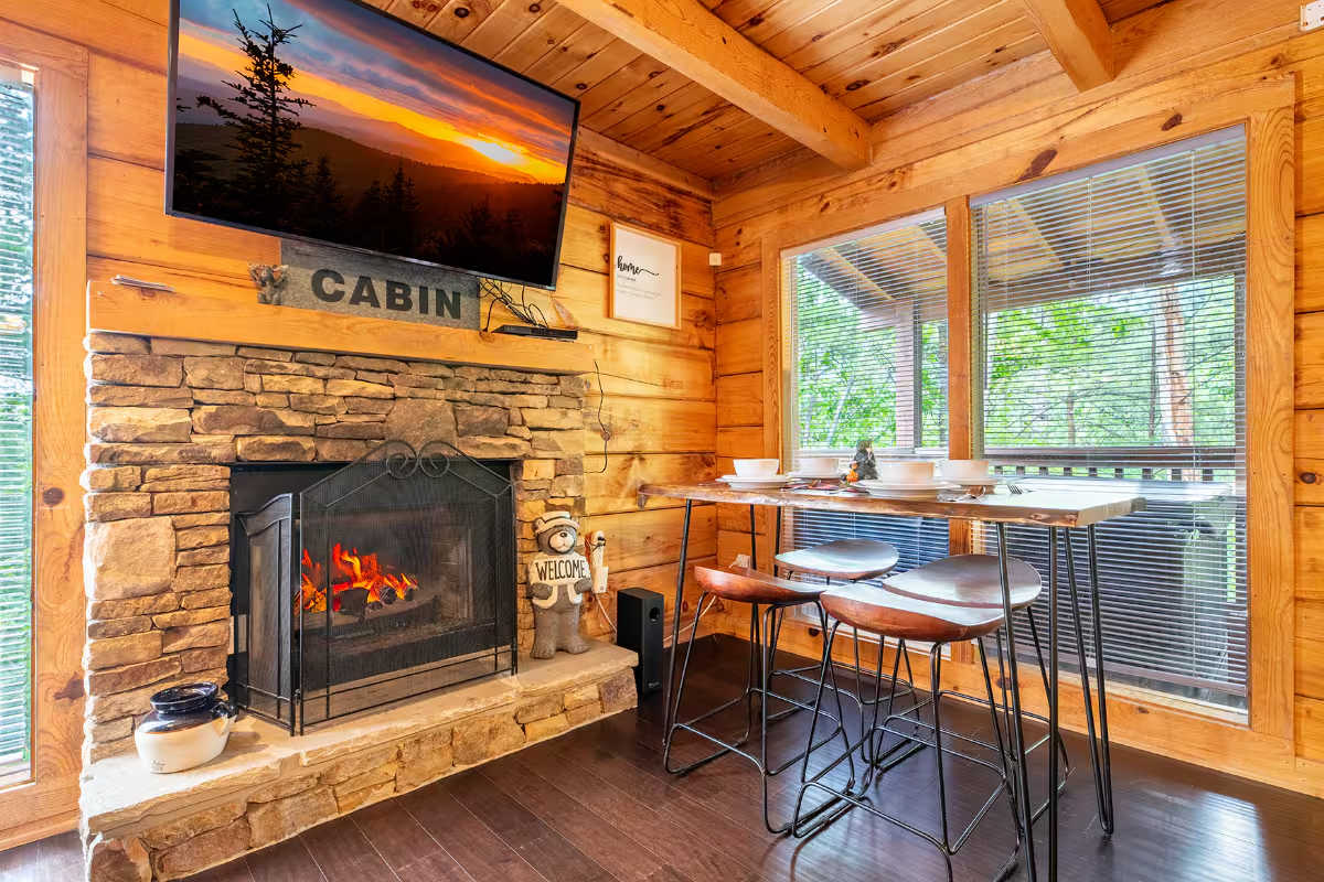 Peaceful Cabin, Sleeps 5, Hot Tub, Fireplace, Firepit