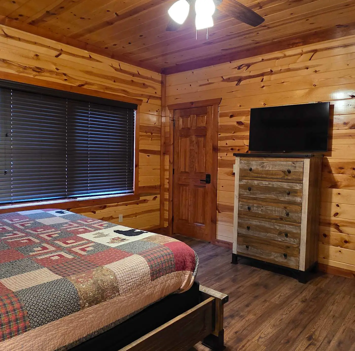 Luxe Sister Cabins, Sleeps 24, Pool, Hot Tub, Games