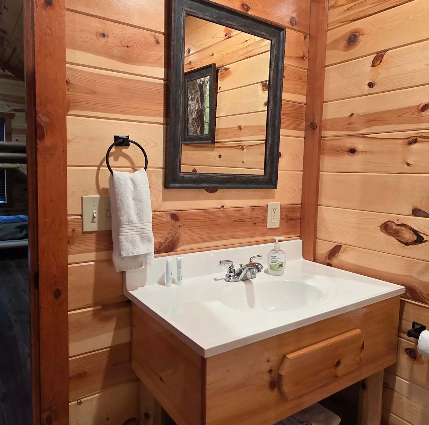 Luxe Sister Cabins, Sleeps 24, Pool, Hot Tub, Games