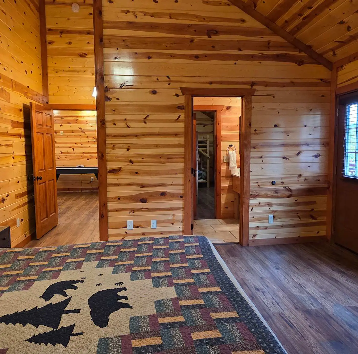 Luxe Sister Cabins, Sleeps 24, Pool, Hot Tub, Games