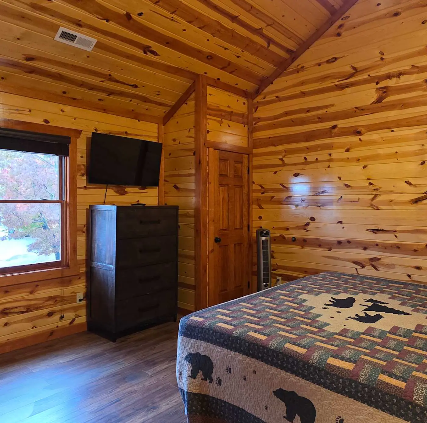 Luxe Sister Cabins, Sleeps 24, Pool, Hot Tub, Games
