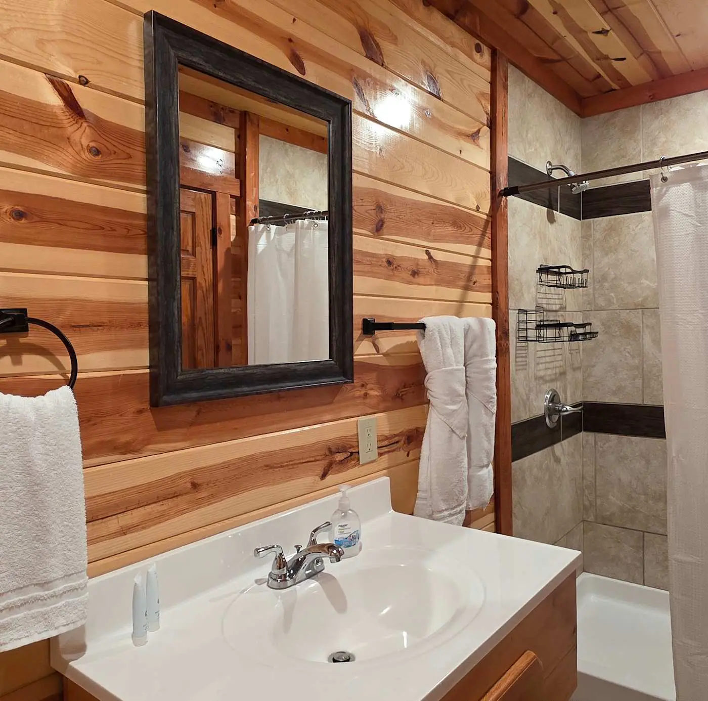 Luxe Sister Cabins, Sleeps 24, Pool, Hot Tub, Games