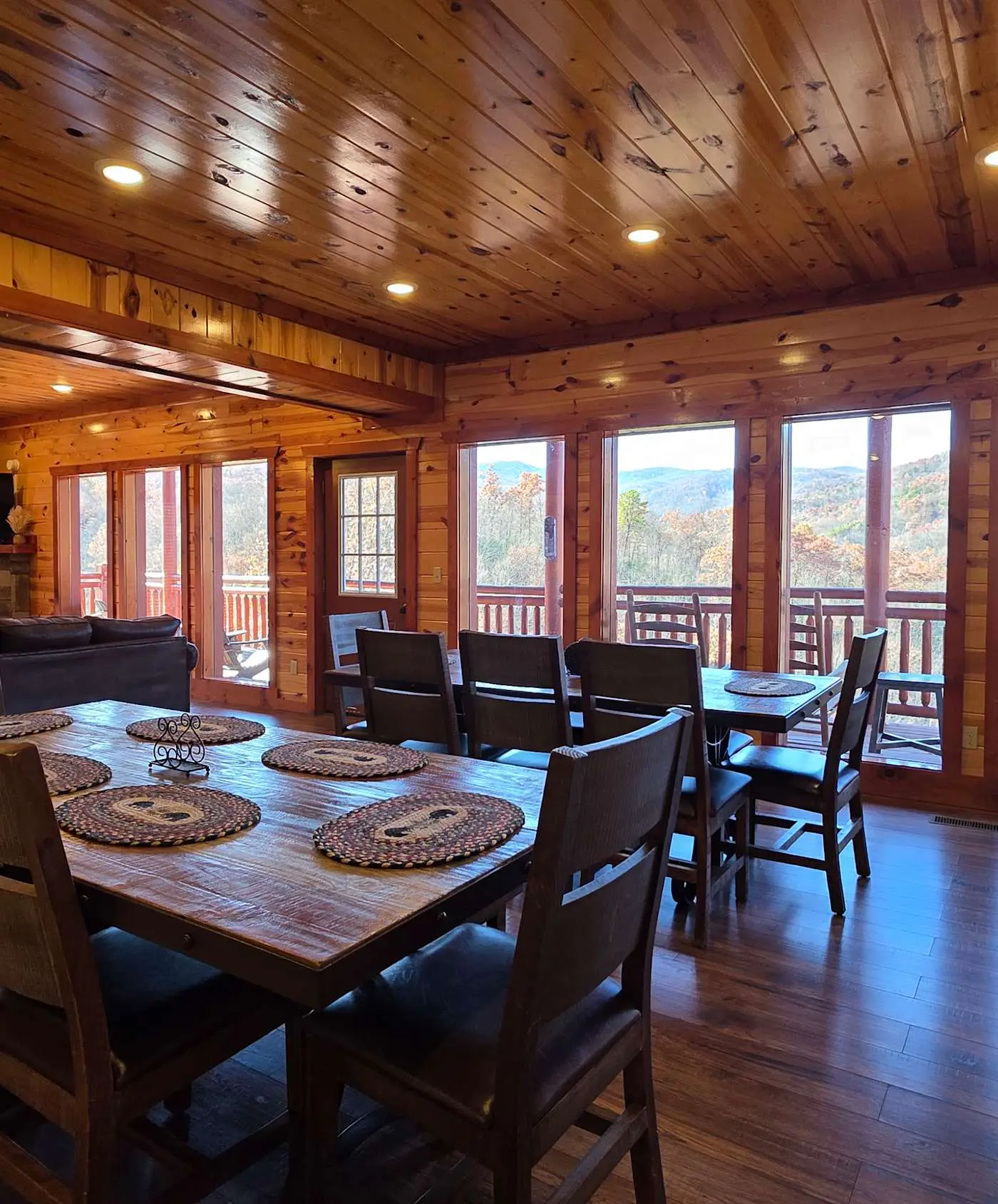 Luxe Sister Cabins, Sleeps 24, Pool, Hot Tub, Games