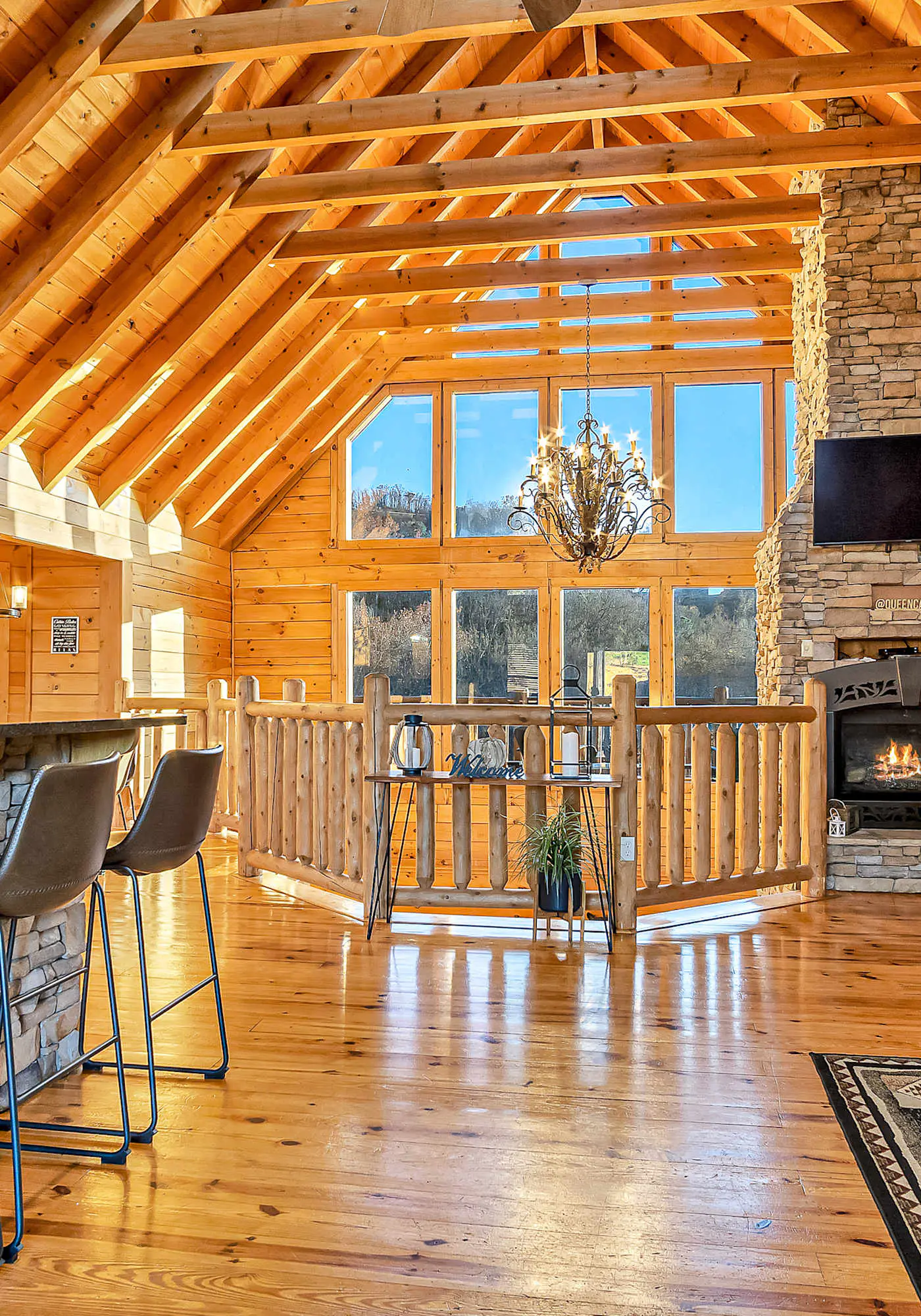 Luxe Sister Cabins, Sleeps 24, Pool, Hot Tub, Games