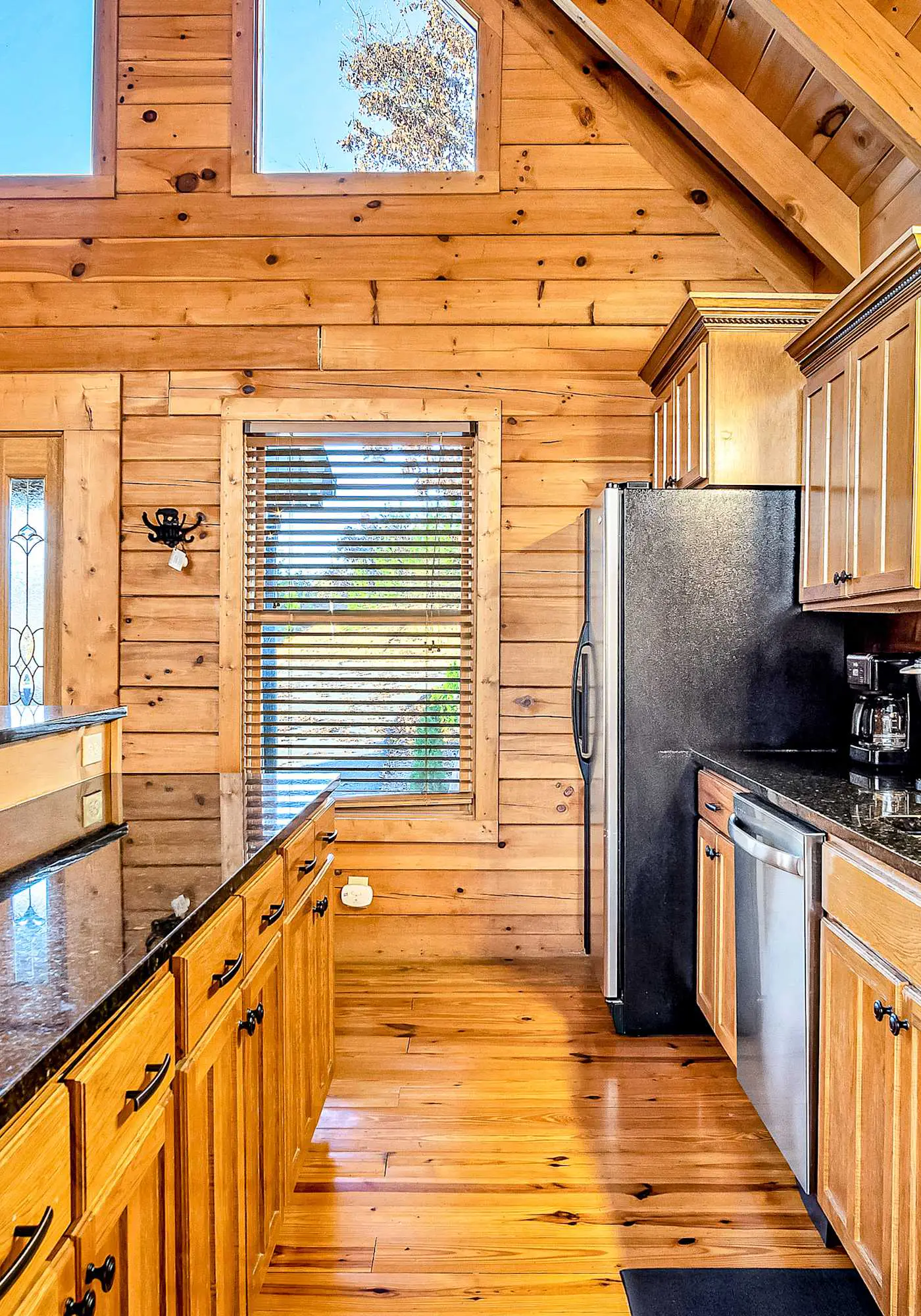 Luxe Sister Cabins, Sleeps 24, Pool, Hot Tub, Games