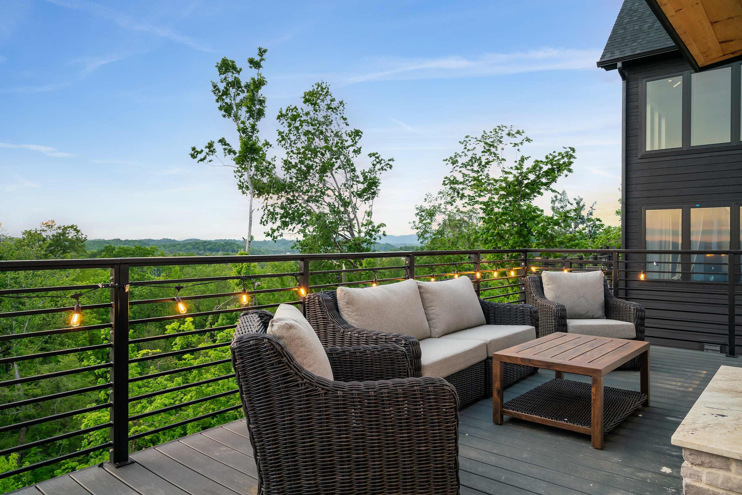 Cozy Family Luxe Cabin, Sleeps 6, Roof Deck, Hot Tub