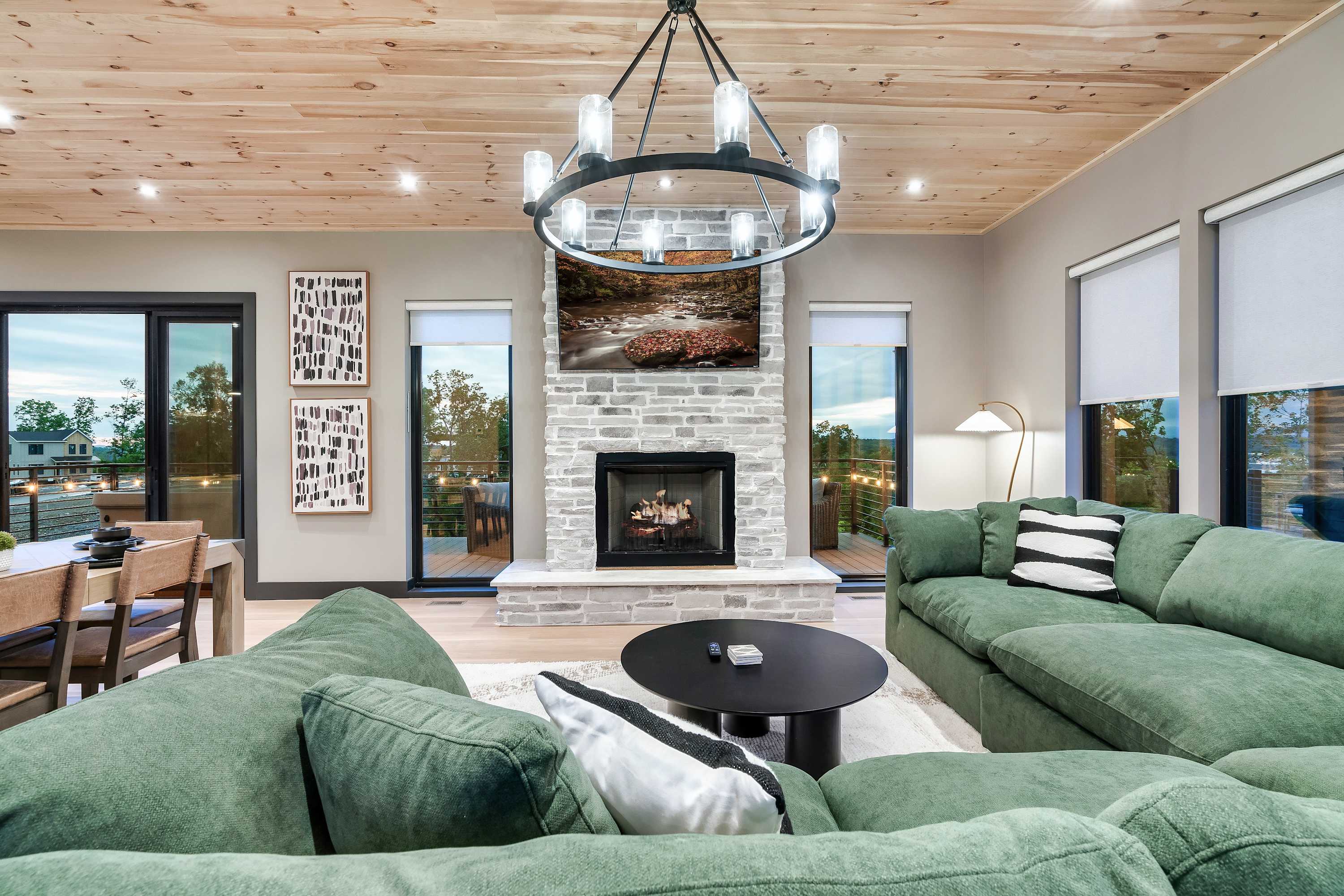 Cozy Family Luxe Cabin, Sleeps 6, Roof Deck, Hot Tub