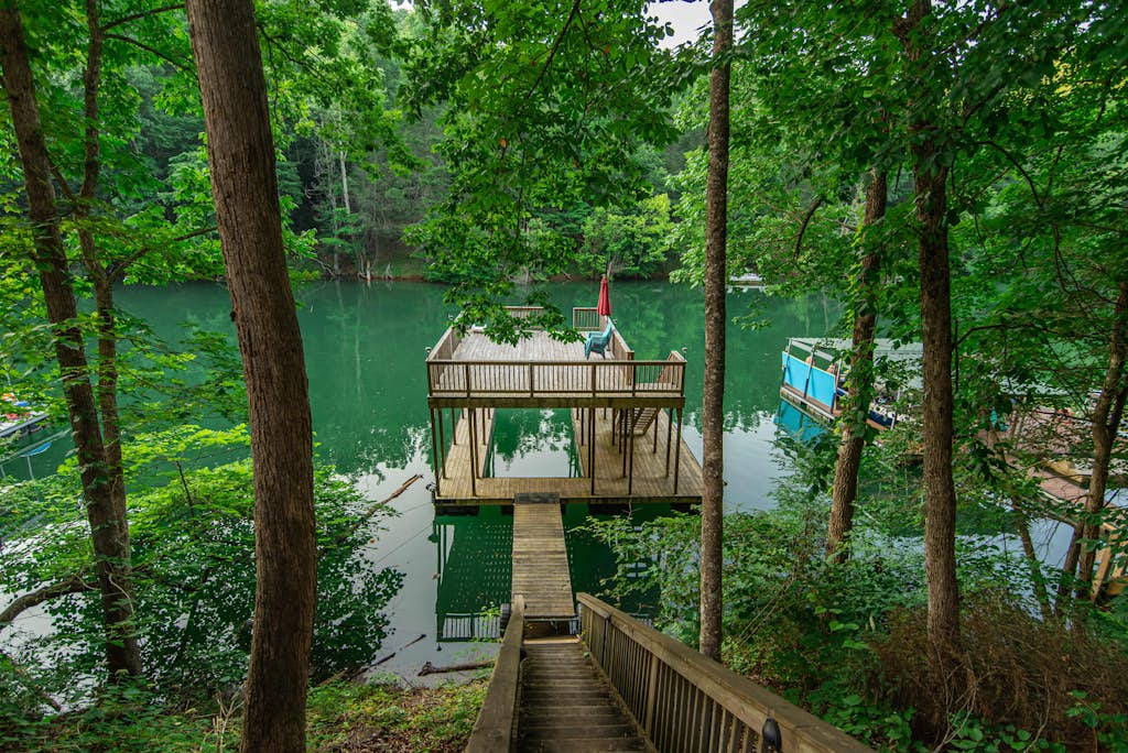 🏞️ 𝗕𝗹𝘂𝗲 𝗠𝗼𝗼𝗻 𝗮𝘁 𝗡𝗼𝗿𝗿𝗶𝘀 𝗟𝗮𝗸𝗲
Our place is a luxury lakefront vacation rental in LaFollette, TN, located in gated Lakeside Estates near Sugar Hollow Marina & Jumping Bridge. This spacious 3,600 sq ft home sleeps 22 and features a private double-decker dock with slide, hot tub, fire pit, game room, community pool, boat ramp access, and stunning water views. Perfect for large groups, family reunions, boating, and fishing getaways.