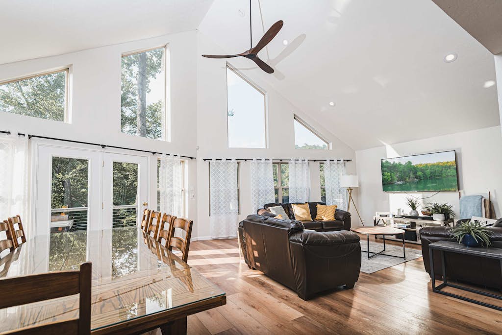 🏞️ 𝗕𝗹𝘂𝗲 𝗠𝗼𝗼𝗻 𝗮𝘁 𝗡𝗼𝗿𝗿𝗶𝘀 𝗟𝗮𝗸𝗲
Our place is a luxury lakefront vacation rental in LaFollette, TN, located in gated Lakeside Estates near Sugar Hollow Marina & Jumping Bridge. This spacious 3,600 sq ft home sleeps 22 and features a private double-decker dock with slide, hot tub, fire pit, game room, community pool, boat ramp access, and stunning water views. Perfect for large groups, family reunions, boating, and fishing getaways.