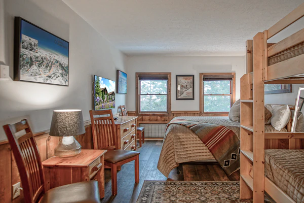 Whistlepunk #11: 2 Bedroom, 2 Bath: Wood fireplace.Central Location.