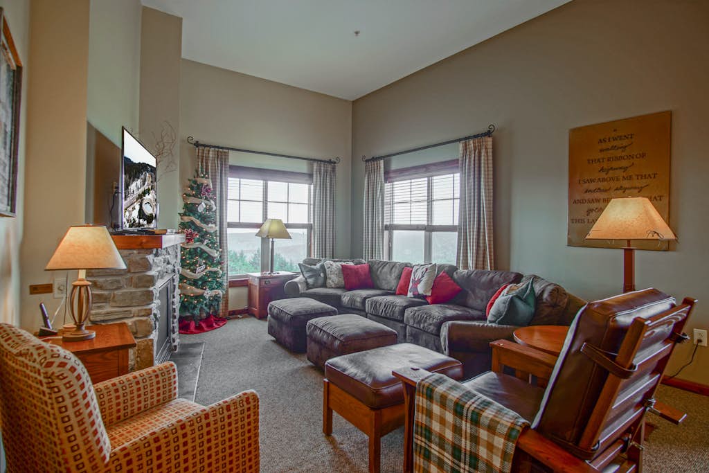 3 bedroom, 2 Full Baths, Slope Side. Outdoor Hot Tubs on Site. Ski Lift overlook.