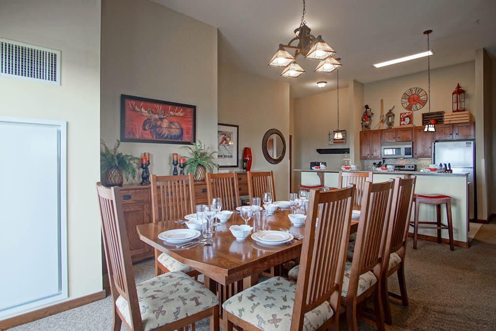 3 bedroom, 2 Full Baths, Slope Side. Outdoor Hot Tubs on Site. Ski Lift overlook.