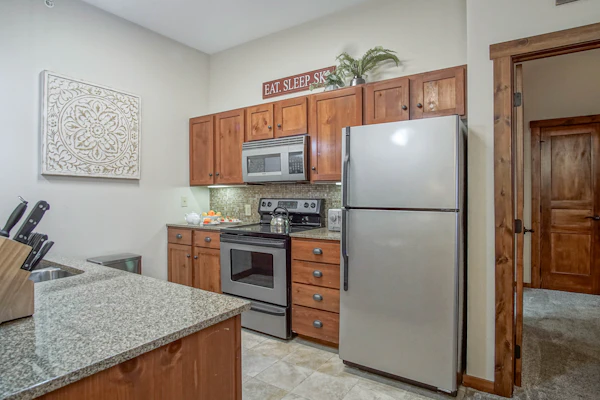 Soaring Eagle #402: 2 Bedrooms, 2 Full Baths: Slope Side, Hot Tubs. Underground Parking.