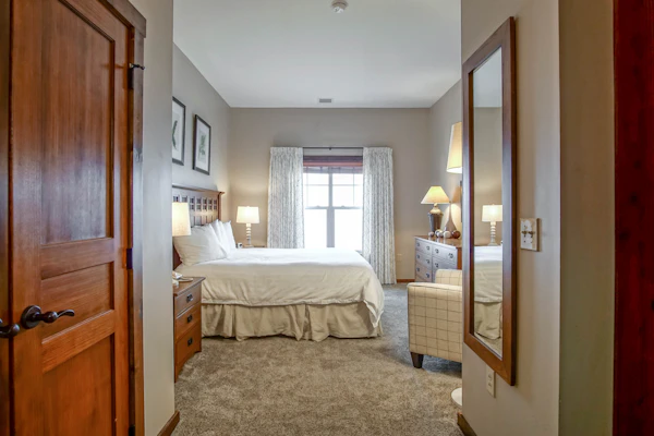 Soaring Eagle #402: 2 Bedrooms, 2 Full Baths: Slope Side, Hot Tubs. Underground Parking.