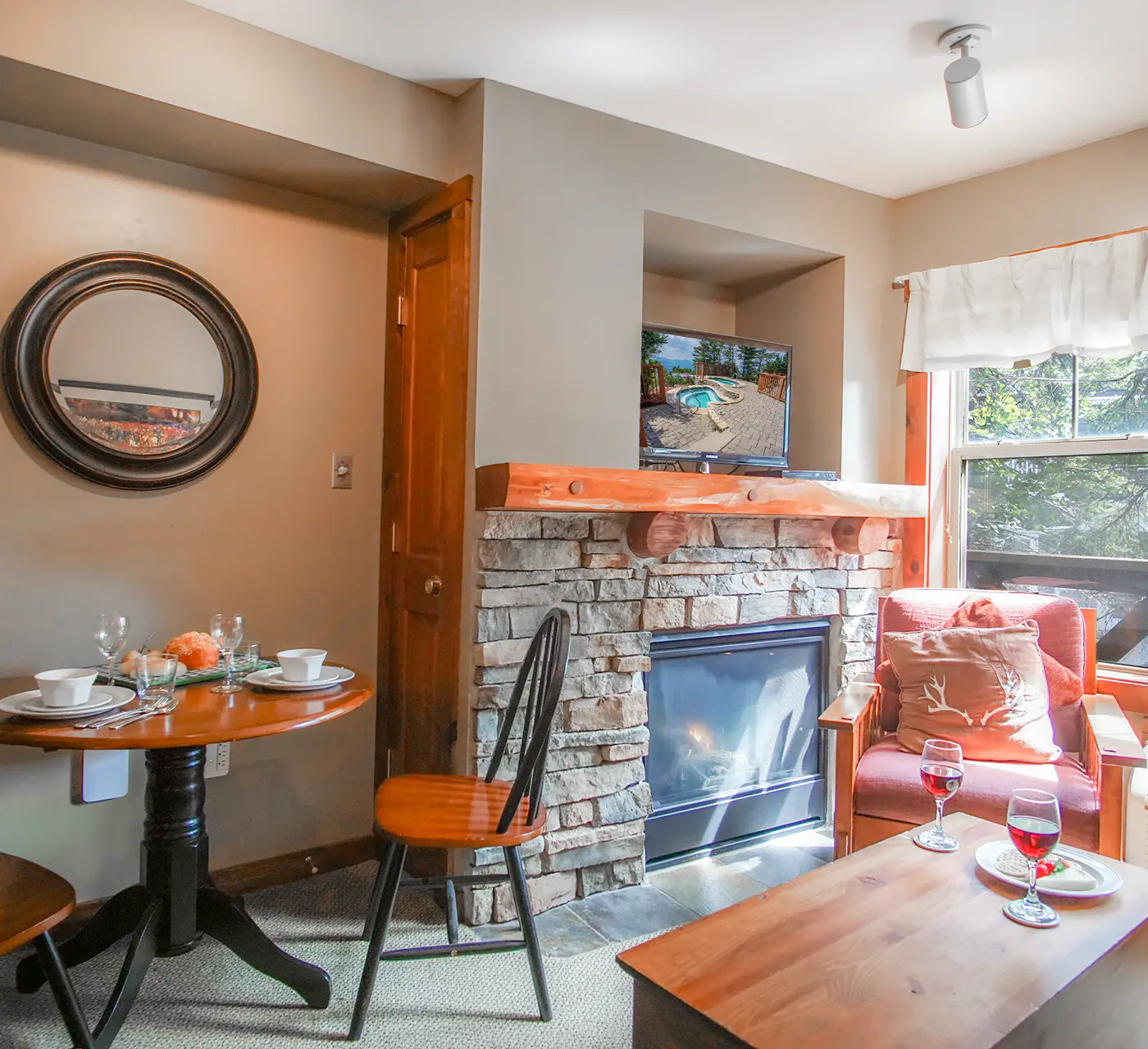 1 Br Junior Studio: Rimfire 258