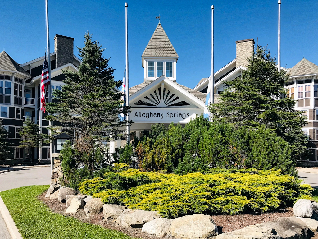 2 Br Plus Den: Allegheny Springs 140