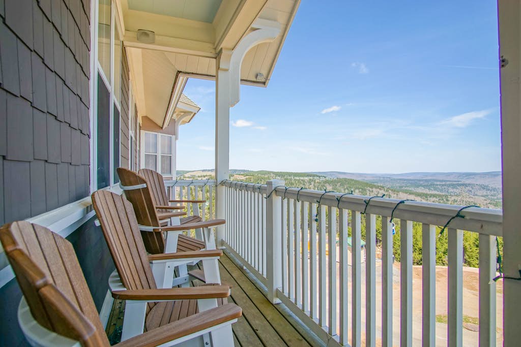 2 Br Plus Den: Allegheny Springs 440