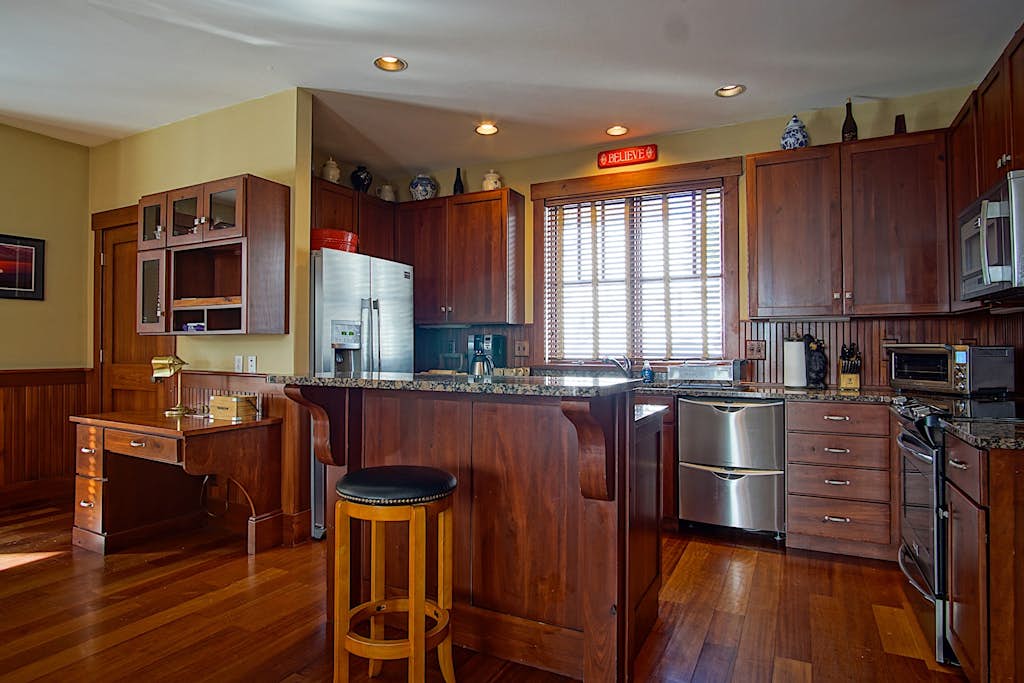 Sanctuary Family Paradise  Private Home with Hot tub  Snowshoe Mtn Resort